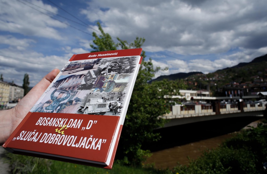 SARAJEVO, BiH - 02. maj 2017: Promocija knjige "Bosanski dan D" ili "Slučaj Dobrovoljačka", autora Avde Huseinovića upriličena je danas ispred spomen obilježja "2. maj" u Sarajevu ( Elman Omiç - Anadolu Agency )