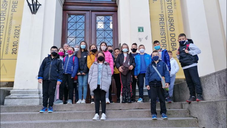 UČENICI V-2 RAZREDA OŠ “PORODICE EF. RAMIĆ” POSJETILI ZEMALJSKI MUZEJ ...